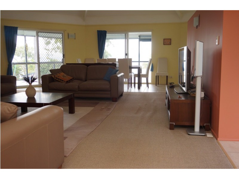 76 Beelong St, Macleay Island QLD 4184