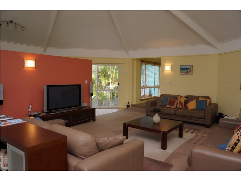 76 Beelong St, Macleay Island QLD 4184