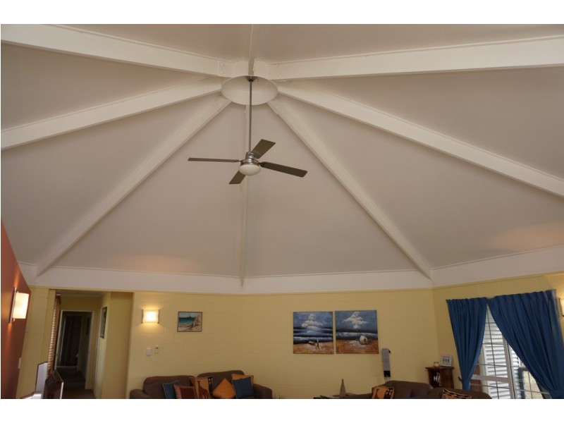 76 Beelong St, Macleay Island QLD 4184