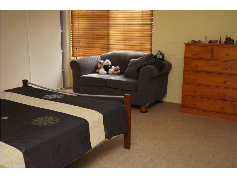 76 Beelong St, Macleay Island QLD 4184