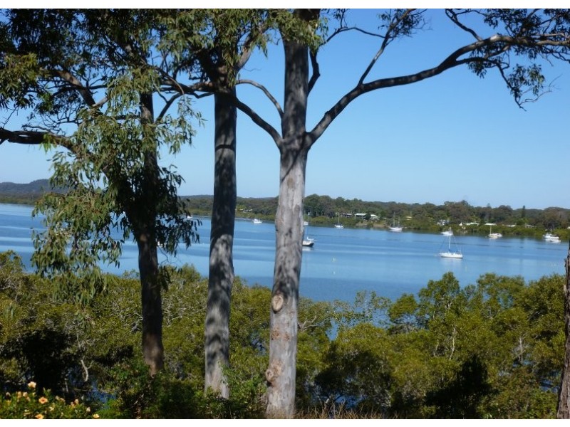 8 COWES ST, Macleay Island QLD 4184