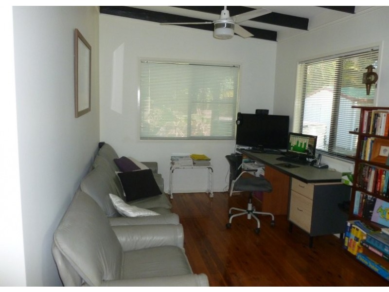 8 COWES ST, Macleay Island QLD 4184