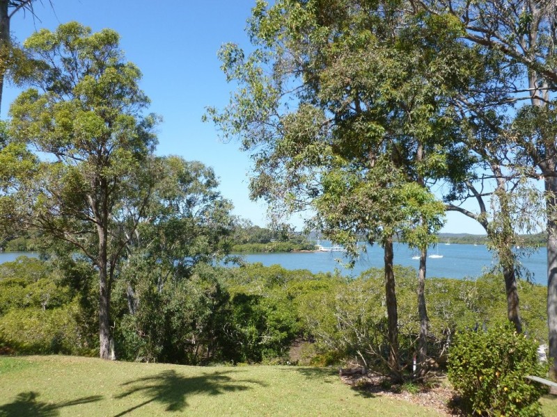 8 COWES ST, Macleay Island QLD 4184