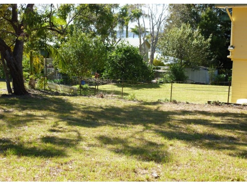 27 TUKKERI, Macleay Island QLD 4184