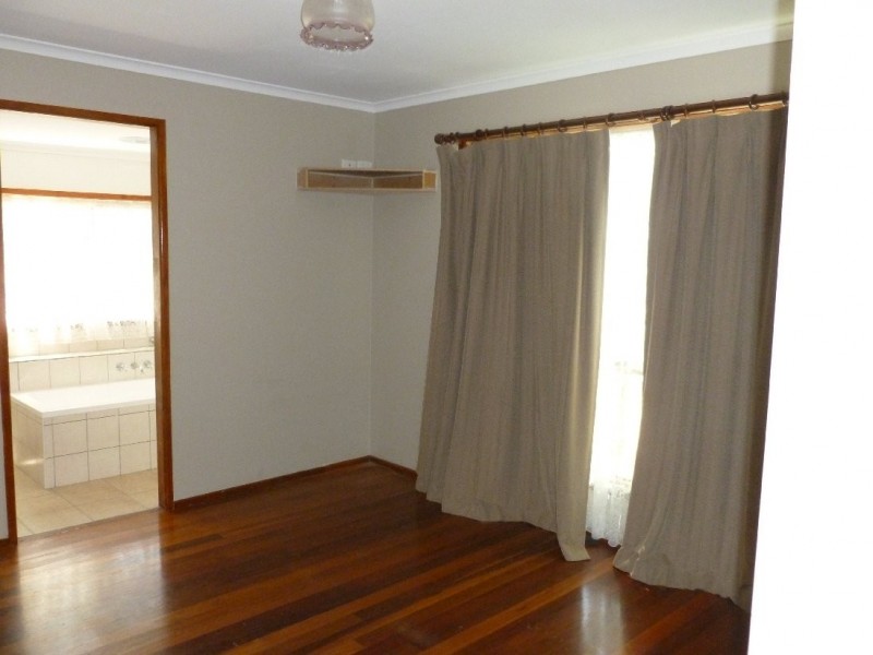 25 PRESIDENT TERRACE, Macleay Island QLD 4184