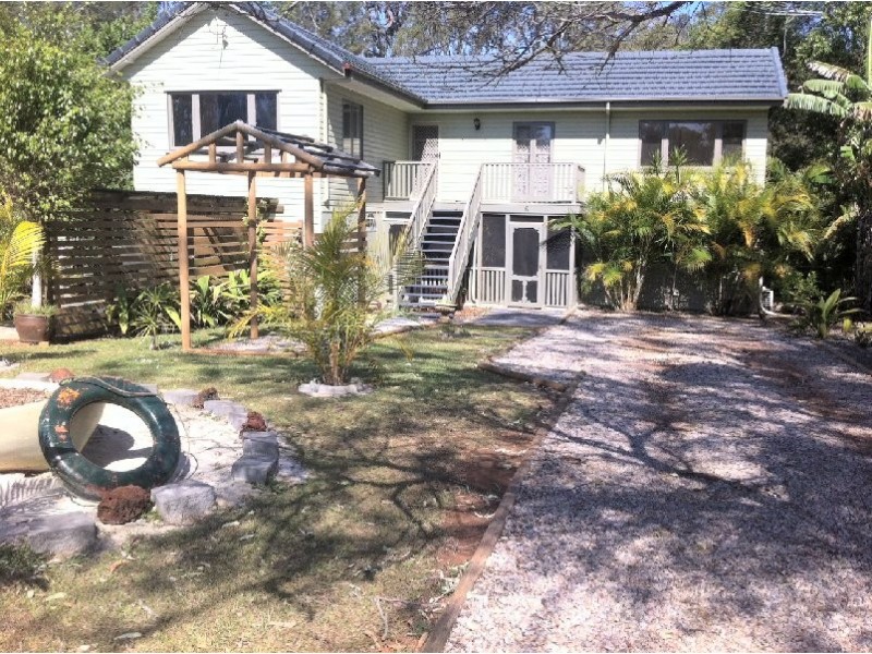 6 THOMAS STREET, Macleay Island QLD 4184