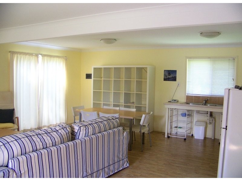 10 FLORA st, Lamb Island QLD 4184