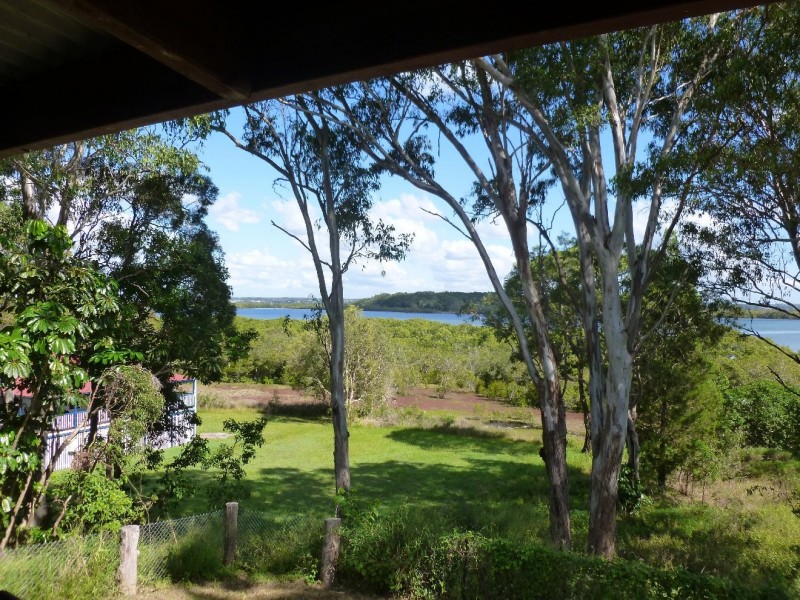54 CHARLES, Macleay Island QLD 4184