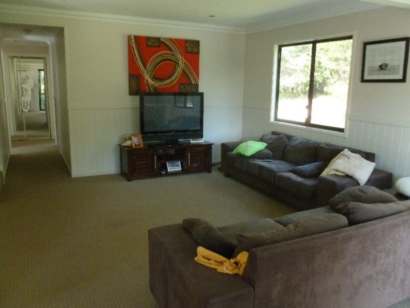 9 DINJERRA STREET, Macleay Island QLD 4184