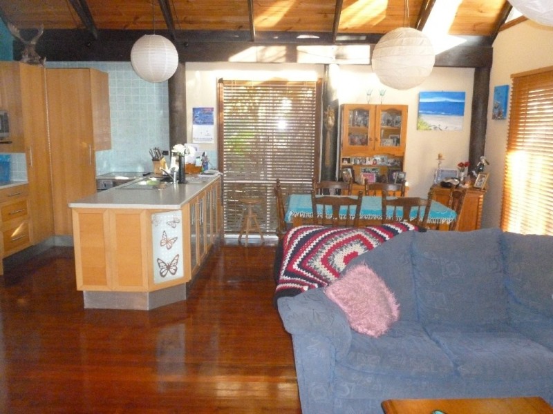 68 High central, Macleay Island QLD 4184