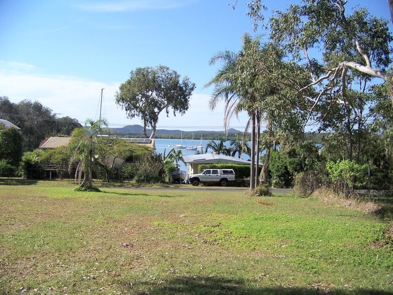 21 LUCAS DR, Lamb Island QLD 4184