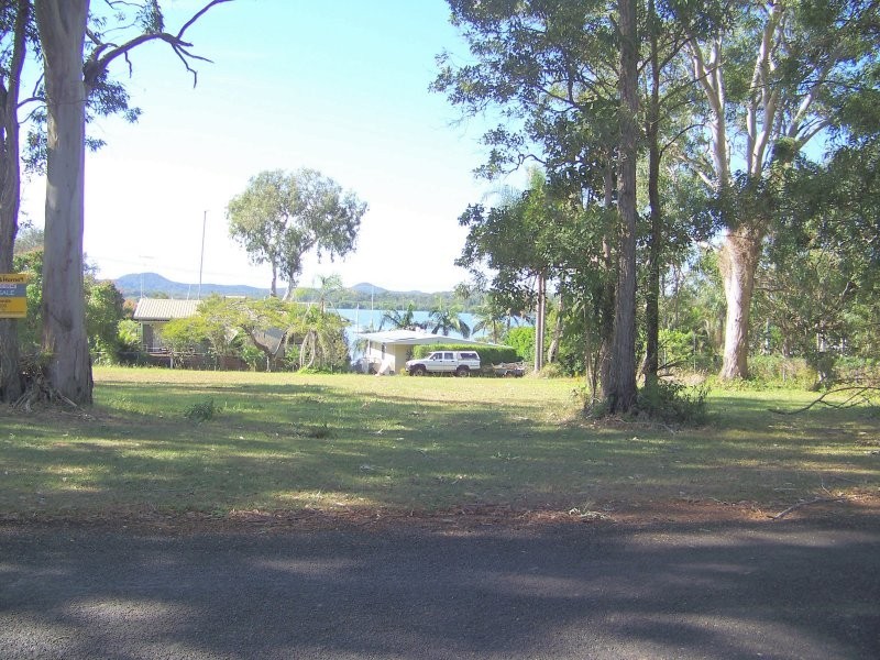 21 LUCAS DR, Lamb Island QLD 4184