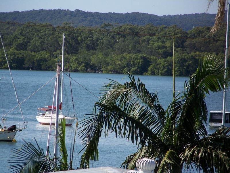 21 LUCAS DR, Lamb Island QLD 4184