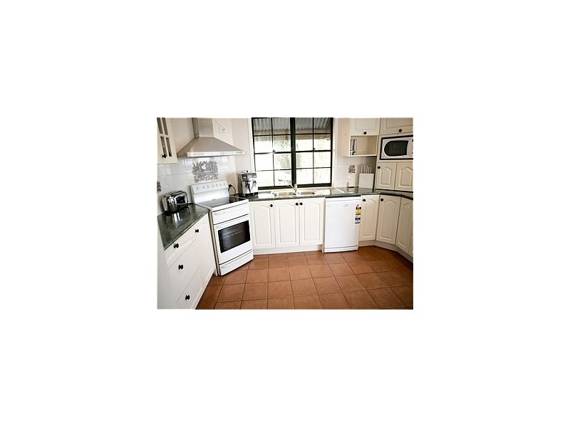 8 EMILY COURT, Macleay Island QLD 4184