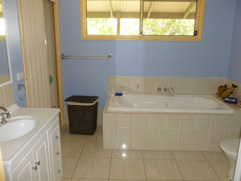 1 CHARLES TERRACE, Macleay Island QLD 4184