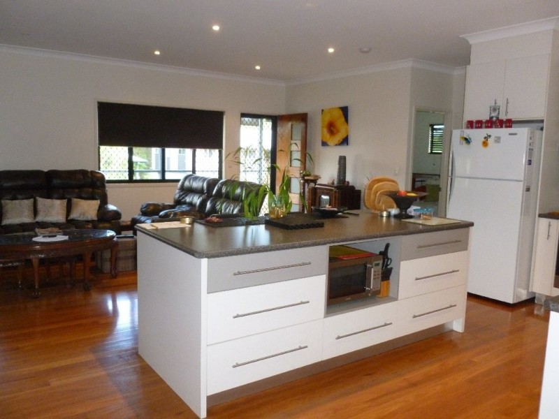 2 DUNCAN ST, Macleay Island QLD 4184