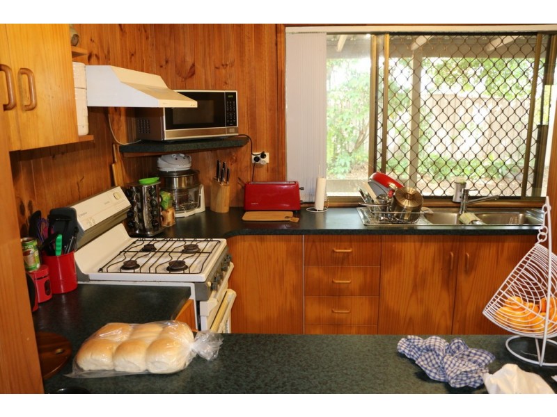 4 WANDA ST, Macleay Island QLD 4184