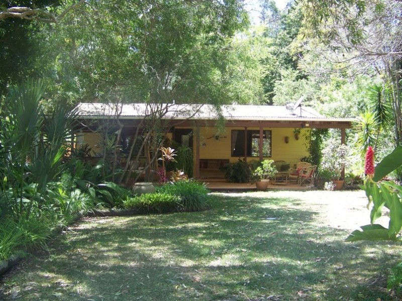 8 Whiting St, Macleay Island QLD 4184