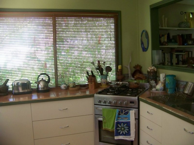 8 Whiting St, Macleay Island QLD 4184