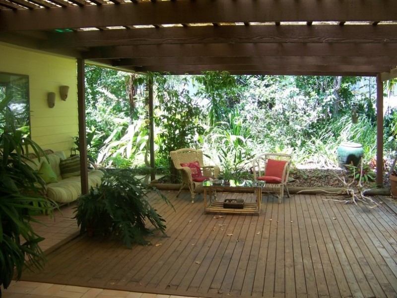 8 Whiting St, Macleay Island QLD 4184