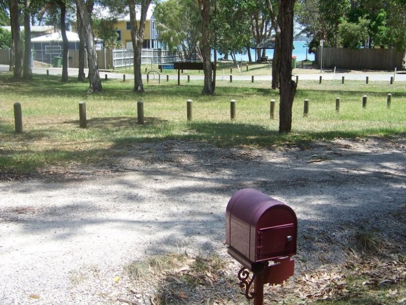 8 Whiting St, Macleay Island QLD 4184