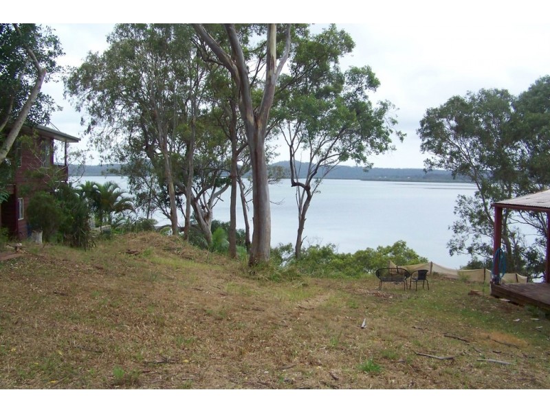 18 RESTHAVEN dr, Lamb Island QLD 4184