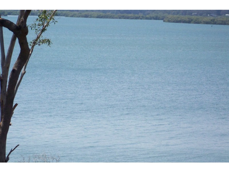 18 RESTHAVEN dr, Lamb Island QLD 4184