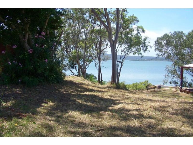 18 RESTHAVEN dr, Lamb Island QLD 4184
