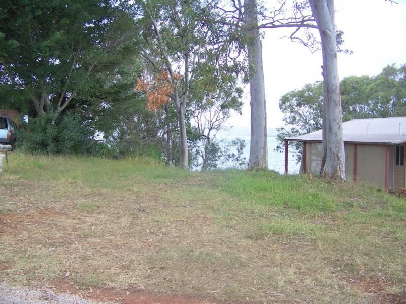 18 RESTHAVEN dr, Lamb Island QLD 4184