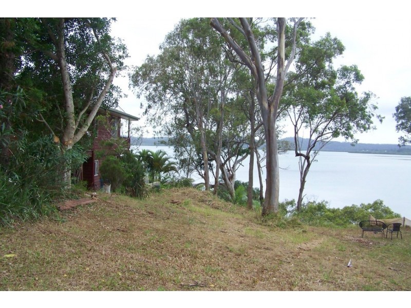 18 RESTHAVEN dr, Lamb Island QLD 4184