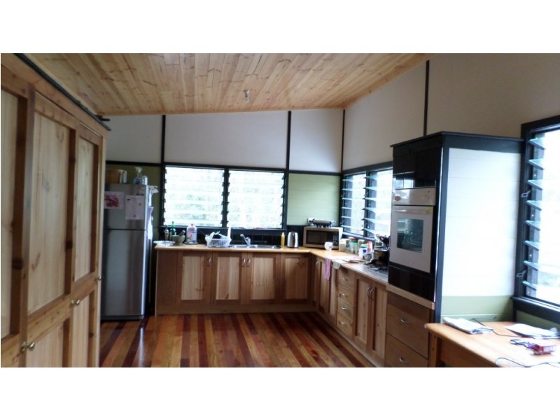 4 EAGLE ST, Macleay Island QLD 4184