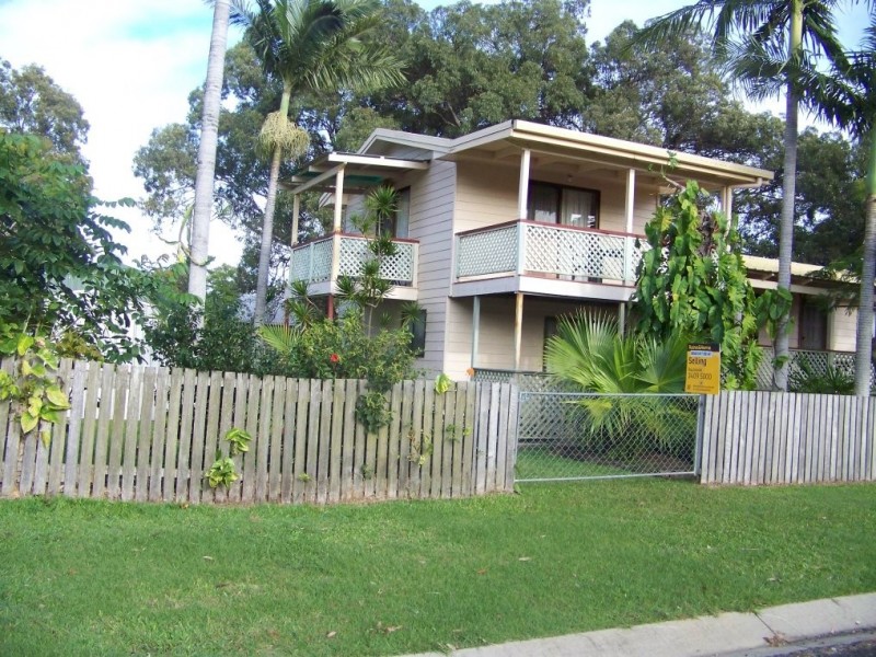 28 CRESTHAVEN, Lamb Island QLD 4184