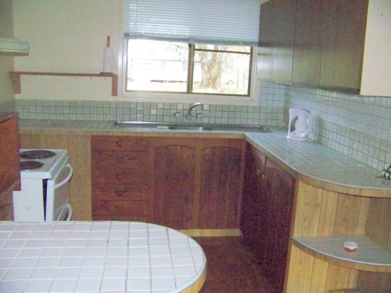 28 CRESTHAVEN, Lamb Island QLD 4184