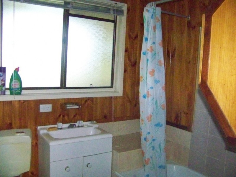 28 CRESTHAVEN, Lamb Island QLD 4184