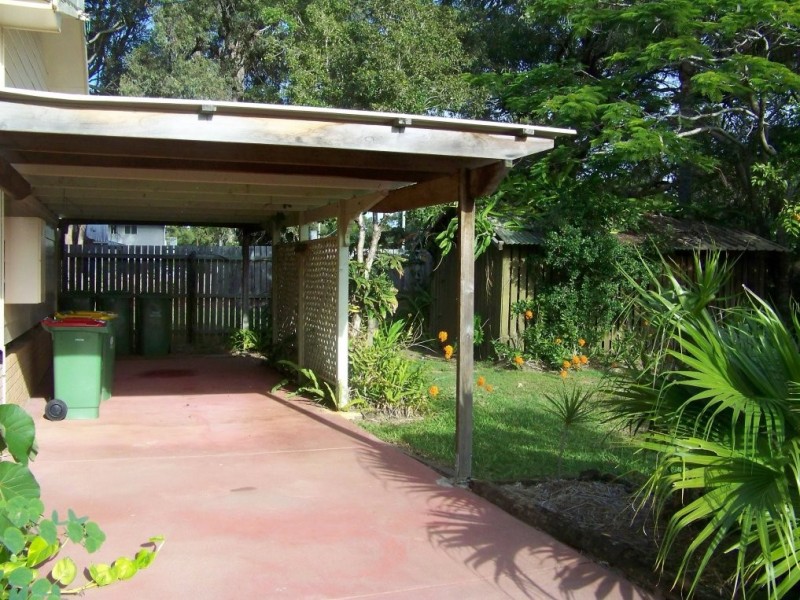28 CRESTHAVEN, Lamb Island QLD 4184