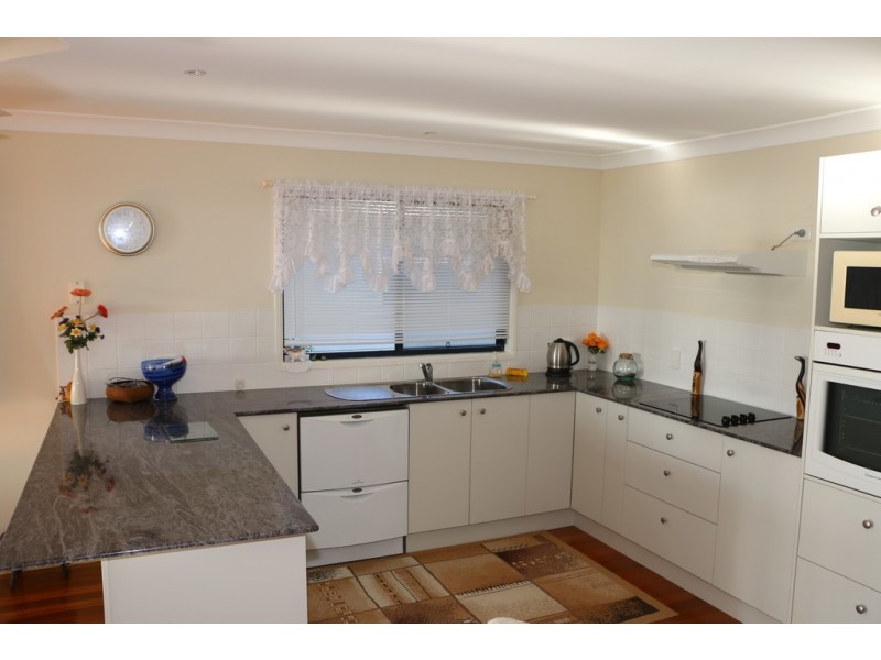 1 Dinjerra St, Macleay Island QLD 4184