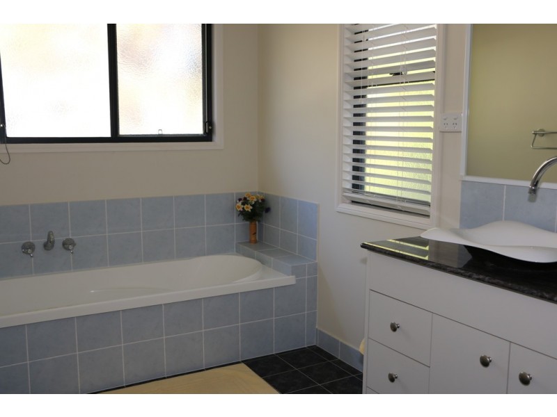 1 Dinjerra St, Macleay Island QLD 4184