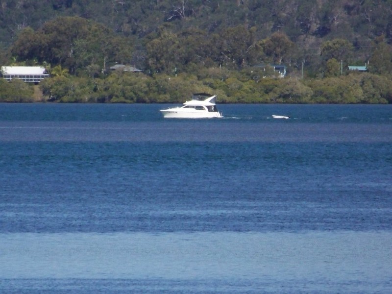 8 RESTHAVEN dr, Lamb Island QLD 4184