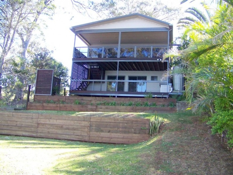 8 RESTHAVEN dr, Lamb Island QLD 4184