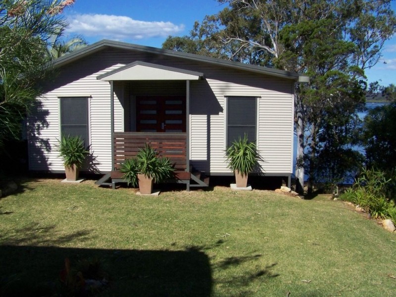 8 RESTHAVEN dr, Lamb Island QLD 4184