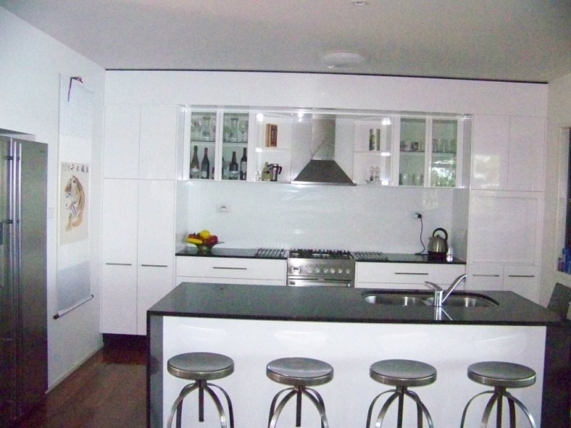 8 RESTHAVEN dr, Lamb Island QLD 4184
