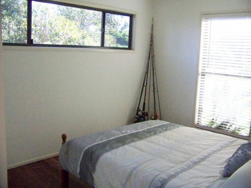 8 RESTHAVEN dr, Lamb Island QLD 4184