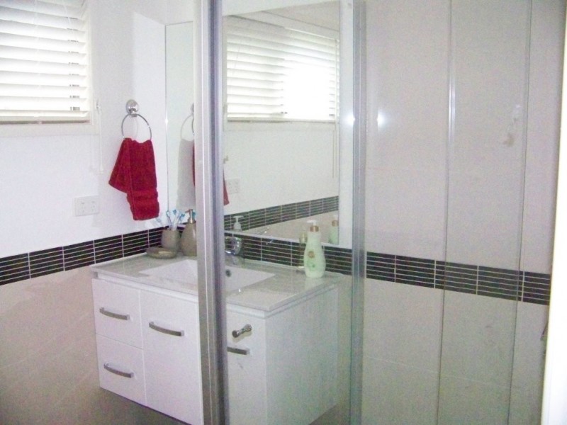 8 RESTHAVEN dr, Lamb Island QLD 4184