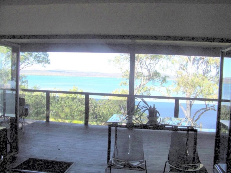 8 RESTHAVEN dr, Lamb Island QLD 4184