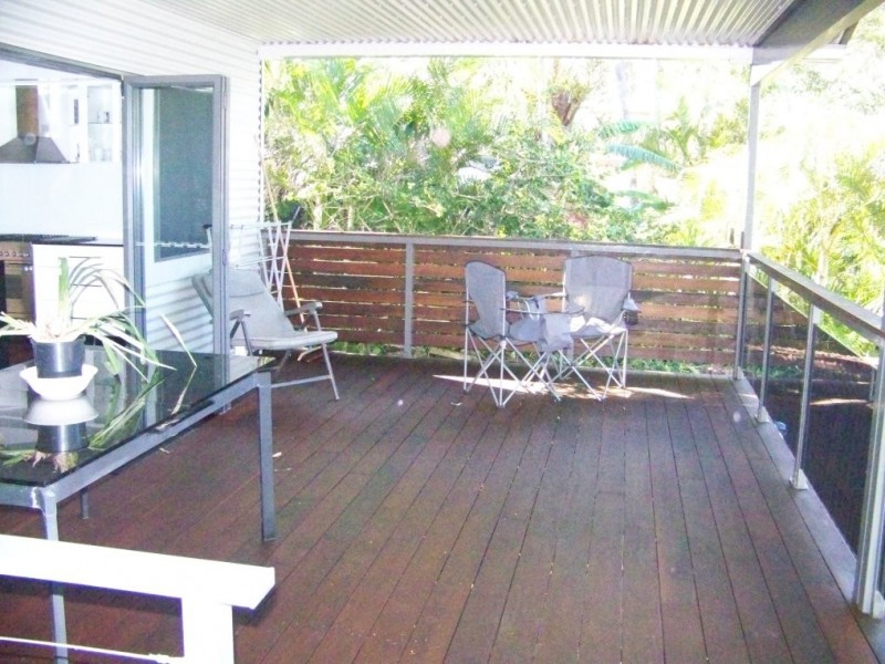 8 RESTHAVEN dr, Lamb Island QLD 4184