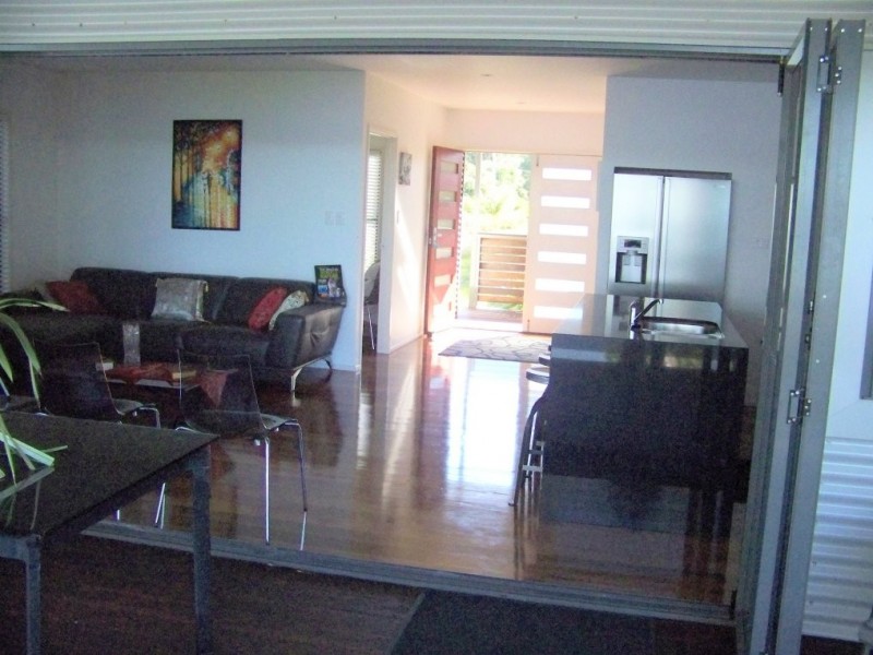 8 RESTHAVEN dr, Lamb Island QLD 4184