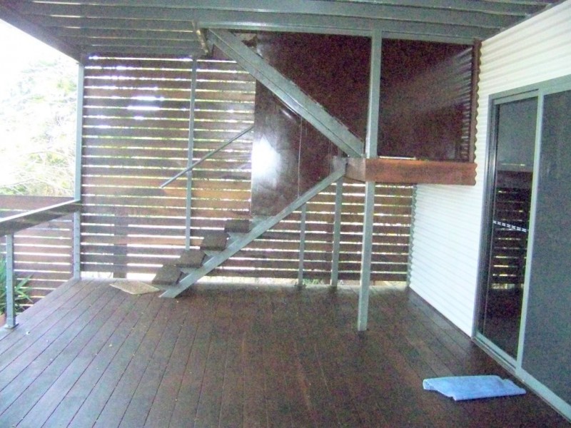 8 RESTHAVEN dr, Lamb Island QLD 4184