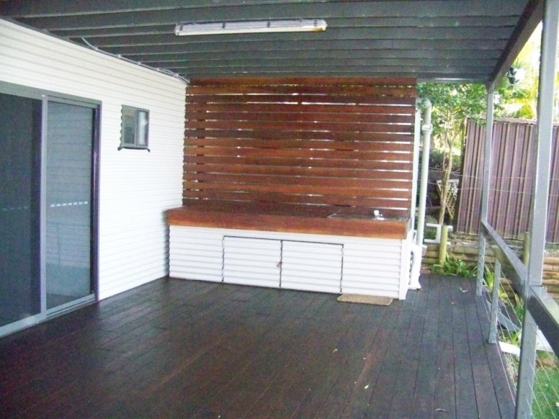 8 RESTHAVEN dr, Lamb Island QLD 4184