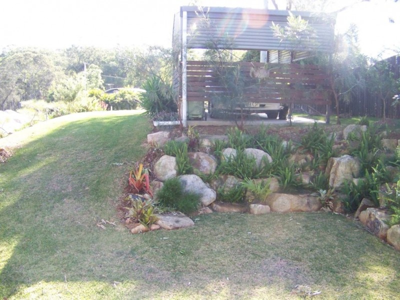 8 RESTHAVEN dr, Lamb Island QLD 4184