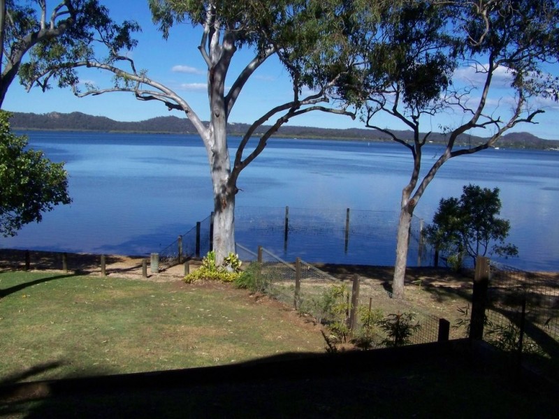 8 RESTHAVEN dr, Lamb Island QLD 4184